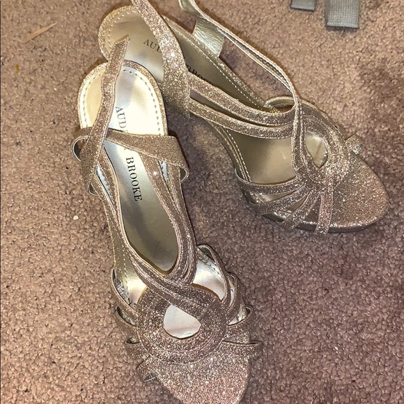 DSW Gold Sparkle Heel - Picture 2 of 3